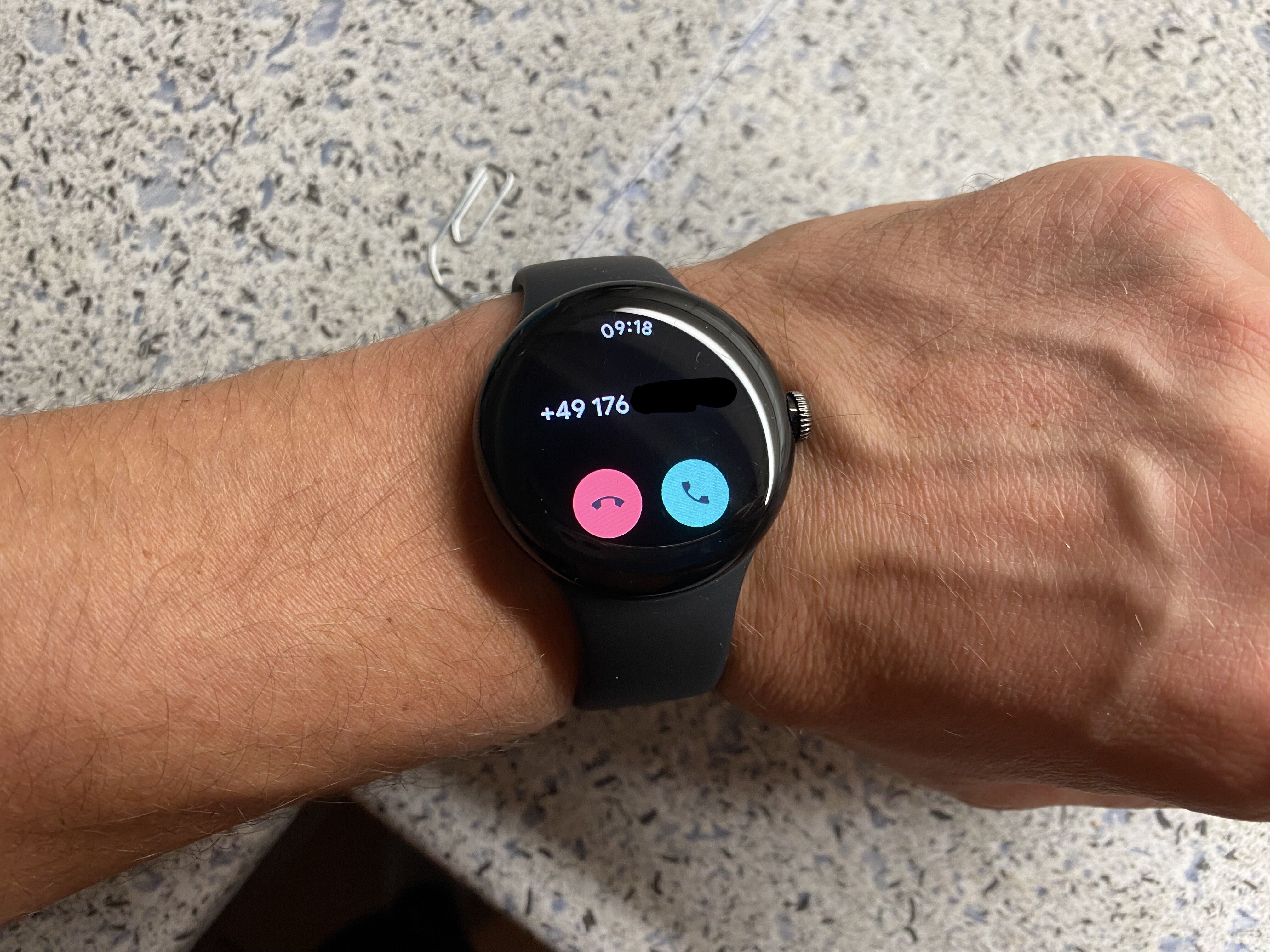 Входящий вызов на часах Google Pixel Watch.